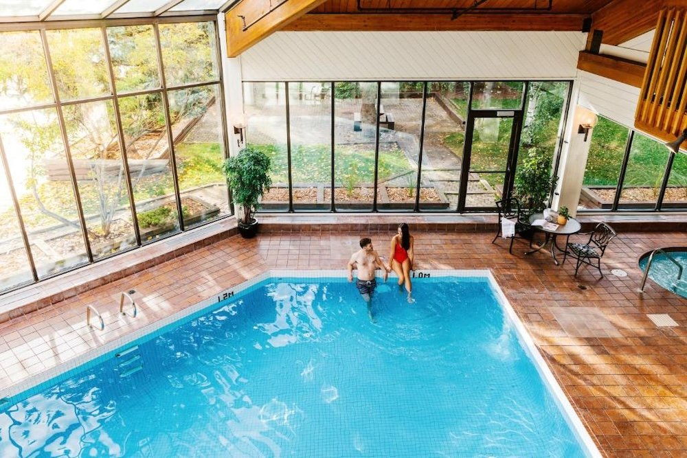 Indoor swimming pool and hot tub at Chateau Jasper hotel