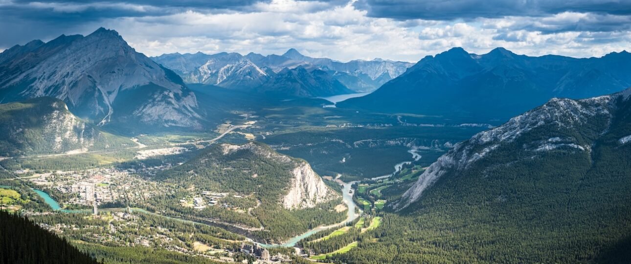 Banff Avenue with Cascade Mountain in the background – starting point of a Banff 3 day itinerary