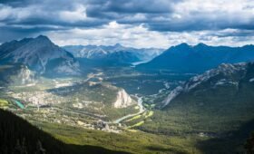 Banff Avenue with Cascade Mountain in the background – starting point of a Banff 3 day itinerary