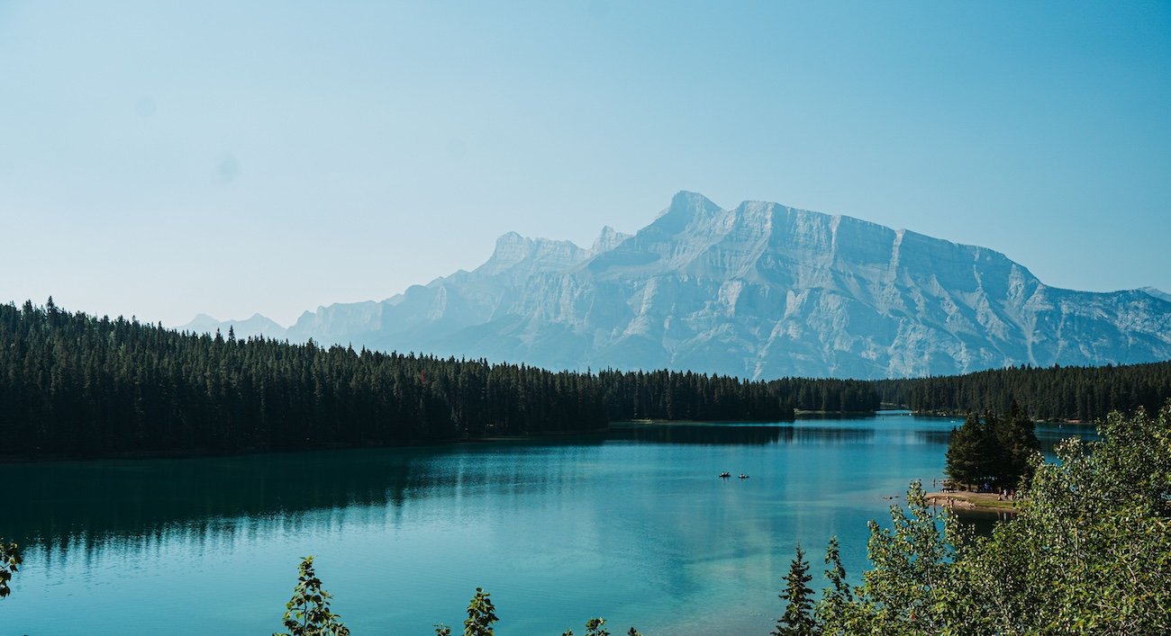Lake Minnewanka scenic view, optional stop on a Banff 3 day itinerary
